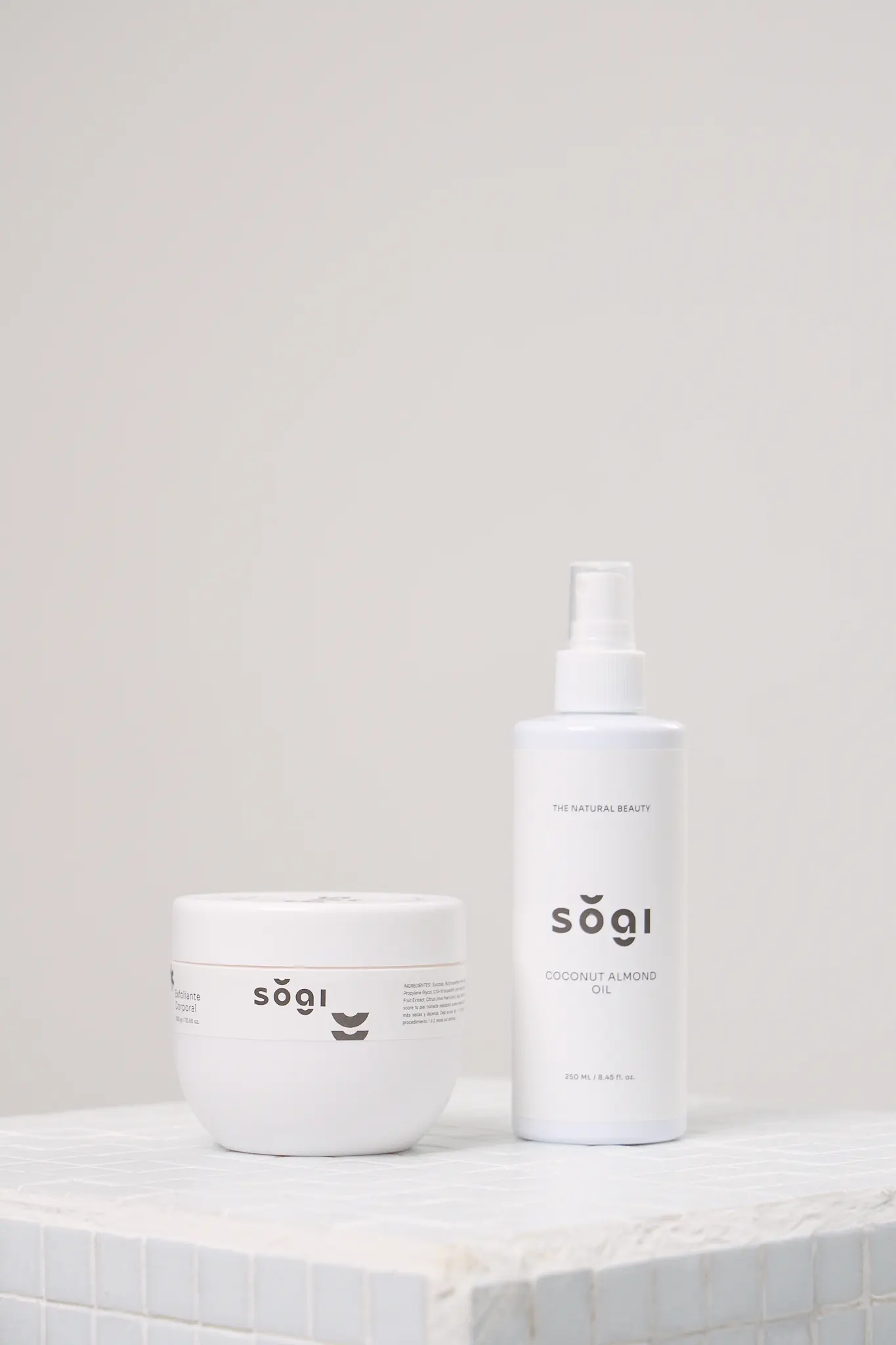Aceite corporal y exfoliante sŏgi fotografiados juntos sobre una superficie clara.